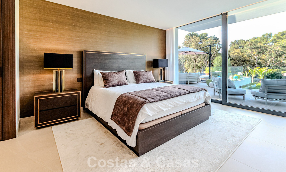 Majestuosa obra maestra a la venta con un estilo moderno en una zona residencial segura de Sotogrande, Costa del Sol 786196
