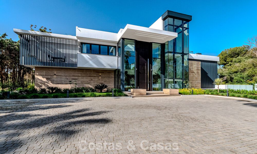 Majestuosa obra maestra a la venta con un estilo moderno en una zona residencial segura de Sotogrande, Costa del Sol 786197