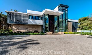 Majestuosa obra maestra a la venta con un estilo moderno en una zona residencial segura de Sotogrande, Costa del Sol 786197 