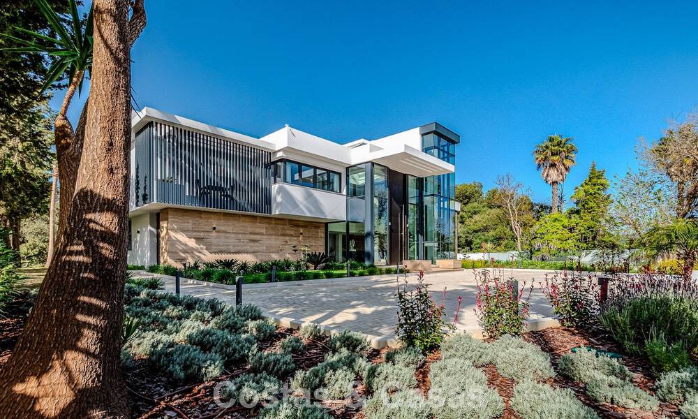 Majestuosa obra maestra a la venta con un estilo moderno en una zona residencial segura de Sotogrande, Costa del Sol 786198
