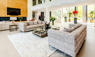 Majestuosa obra maestra a la venta con un estilo moderno en una zona residencial segura de Sotogrande, Costa del Sol 786202 