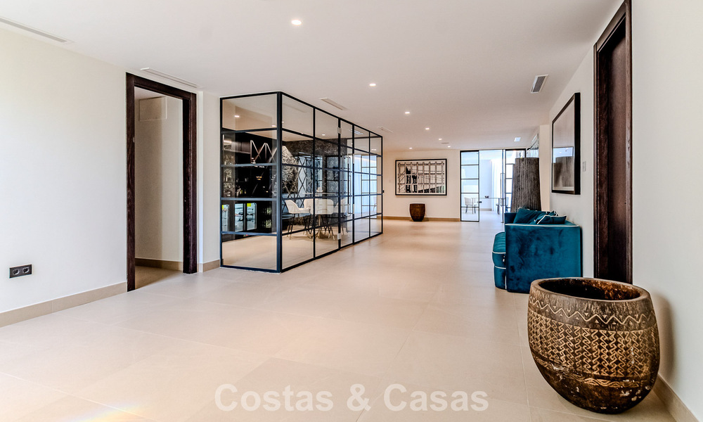 Majestuosa obra maestra a la venta con un estilo moderno en una zona residencial segura de Sotogrande, Costa del Sol 786204