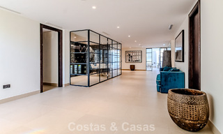 Majestuosa obra maestra a la venta con un estilo moderno en una zona residencial segura de Sotogrande, Costa del Sol 786204 