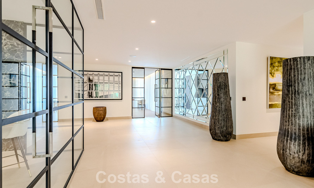 Majestuosa obra maestra a la venta con un estilo moderno en una zona residencial segura de Sotogrande, Costa del Sol 786205