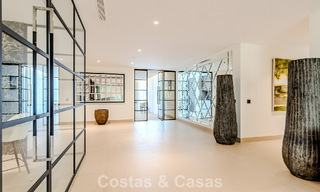 Majestuosa obra maestra a la venta con un estilo moderno en una zona residencial segura de Sotogrande, Costa del Sol 786205 