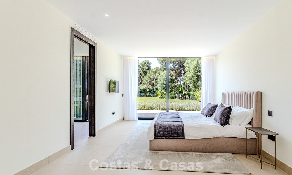 Majestuosa obra maestra a la venta con un estilo moderno en una zona residencial segura de Sotogrande, Costa del Sol 786208