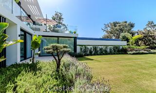 Majestuosa obra maestra a la venta con un estilo moderno en una zona residencial segura de Sotogrande, Costa del Sol 786209 