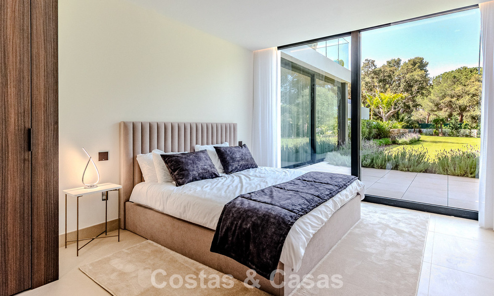 Majestuosa obra maestra a la venta con un estilo moderno en una zona residencial segura de Sotogrande, Costa del Sol 786210