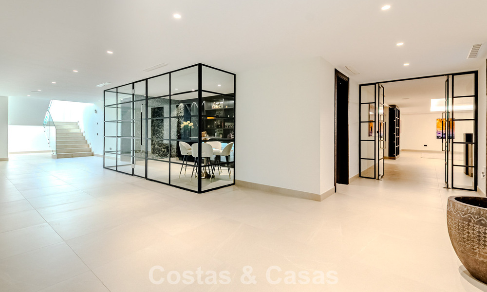 Majestuosa obra maestra a la venta con un estilo moderno en una zona residencial segura de Sotogrande, Costa del Sol 786211