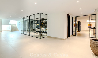 Majestuosa obra maestra a la venta con un estilo moderno en una zona residencial segura de Sotogrande, Costa del Sol 786211 