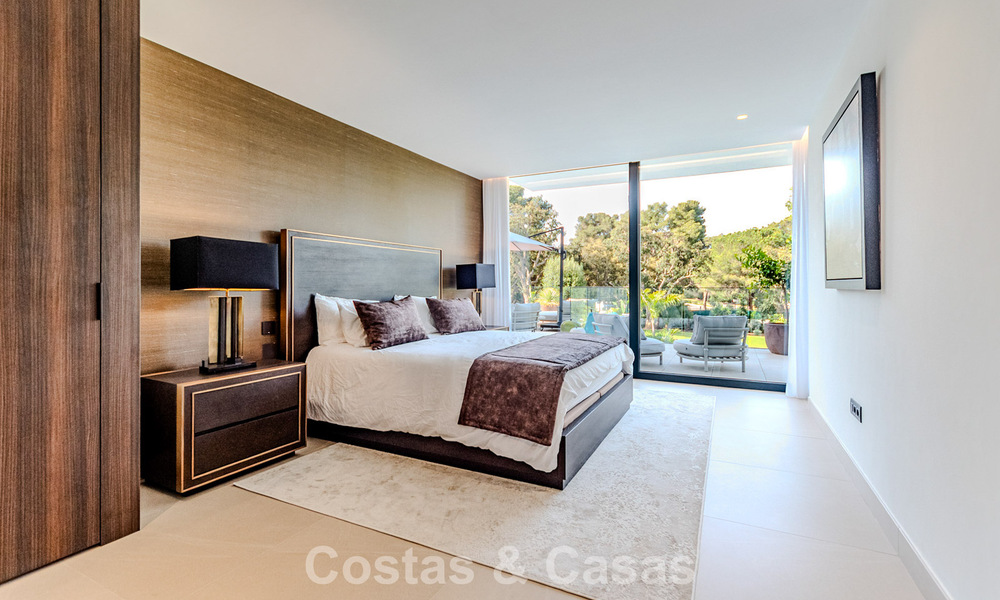 Majestuosa obra maestra a la venta con un estilo moderno en una zona residencial segura de Sotogrande, Costa del Sol 786217