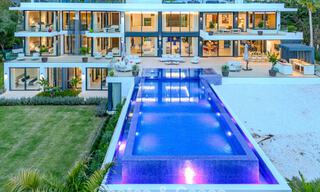 Majestuosa obra maestra a la venta con un estilo moderno en una zona residencial segura de Sotogrande, Costa del Sol 786218 