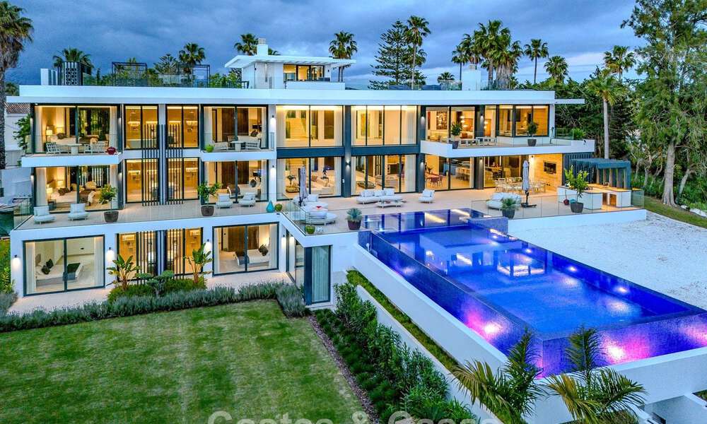 Majestuosa obra maestra a la venta con un estilo moderno en una zona residencial segura de Sotogrande, Costa del Sol 786219
