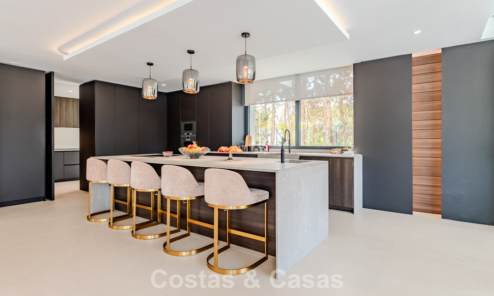 Majestuosa obra maestra a la venta con un estilo moderno en una zona residencial segura de Sotogrande, Costa del Sol 786221