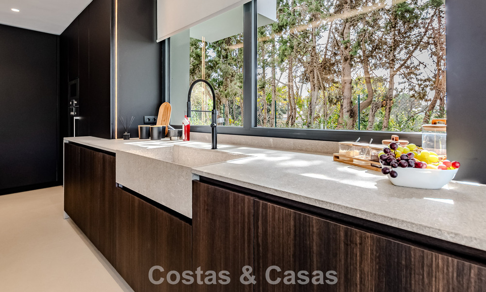 Majestuosa obra maestra a la venta con un estilo moderno en una zona residencial segura de Sotogrande, Costa del Sol 786222