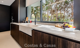 Majestuosa obra maestra a la venta con un estilo moderno en una zona residencial segura de Sotogrande, Costa del Sol 786222 