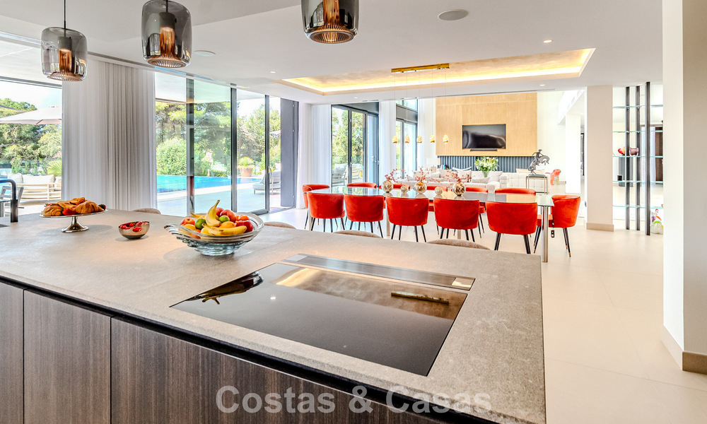 Majestuosa obra maestra a la venta con un estilo moderno en una zona residencial segura de Sotogrande, Costa del Sol 786223