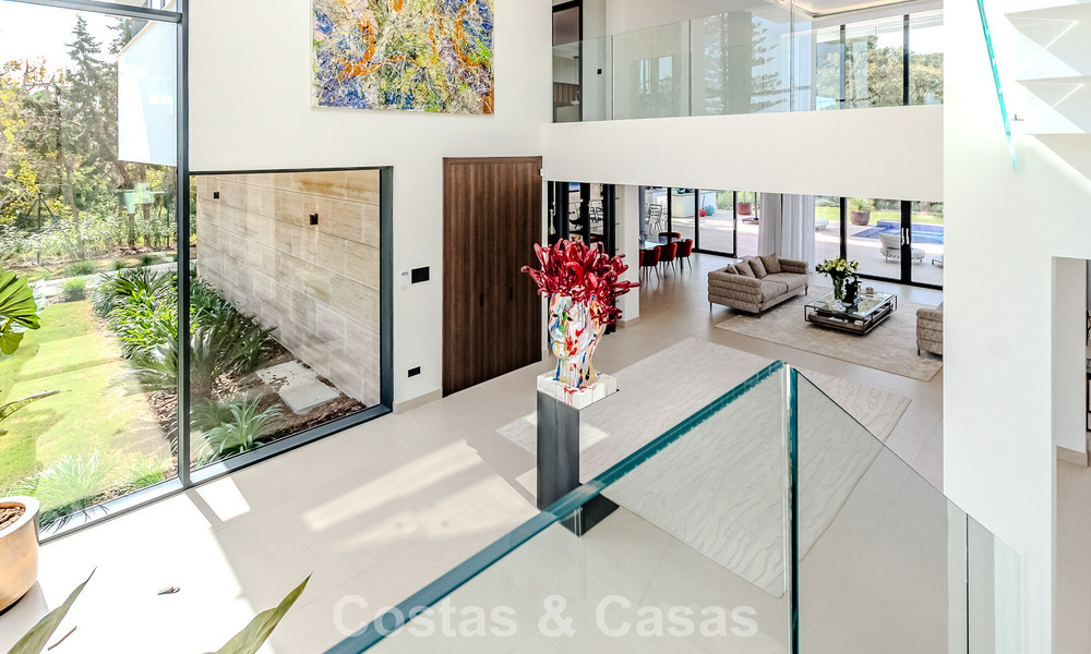 Majestuosa obra maestra a la venta con un estilo moderno en una zona residencial segura de Sotogrande, Costa del Sol 786224