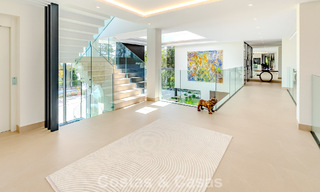 Majestuosa obra maestra a la venta con un estilo moderno en una zona residencial segura de Sotogrande, Costa del Sol 786225 