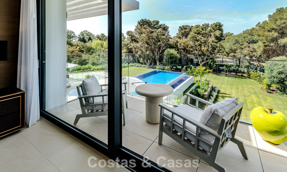 Majestuosa obra maestra a la venta con un estilo moderno en una zona residencial segura de Sotogrande, Costa del Sol 786227