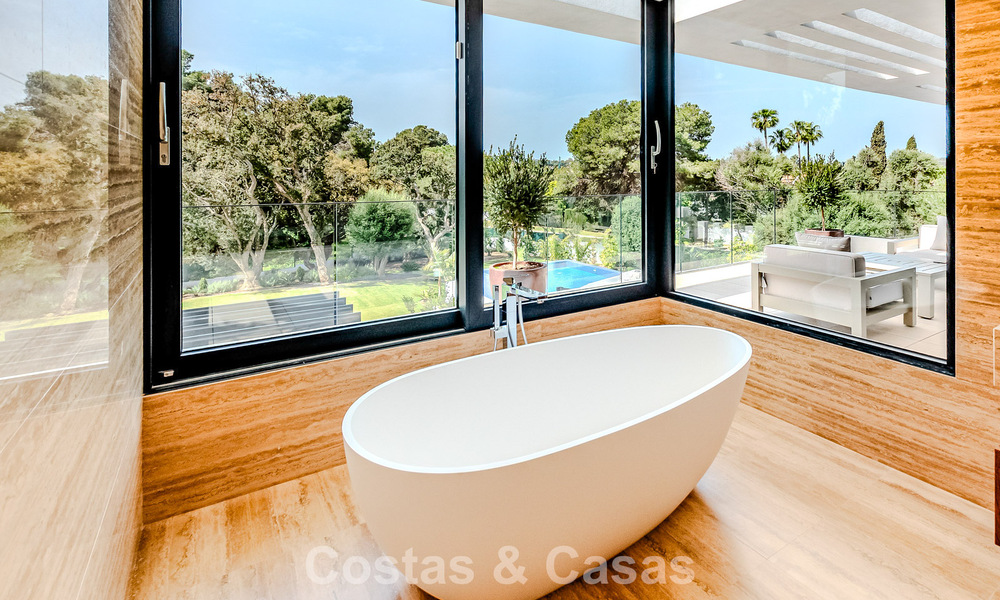 Majestuosa obra maestra a la venta con un estilo moderno en una zona residencial segura de Sotogrande, Costa del Sol 786233
