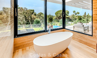 Majestuosa obra maestra a la venta con un estilo moderno en una zona residencial segura de Sotogrande, Costa del Sol 786233 