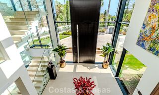 Majestuosa obra maestra a la venta con un estilo moderno en una zona residencial segura de Sotogrande, Costa del Sol 786234 