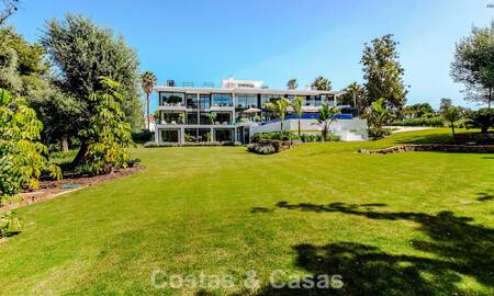 Majestuosa obra maestra a la venta con un estilo moderno en una zona residencial segura de Sotogrande, Costa del Sol 786236
