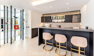 Majestuosa obra maestra a la venta con un estilo moderno en una zona residencial segura de Sotogrande, Costa del Sol 786238 