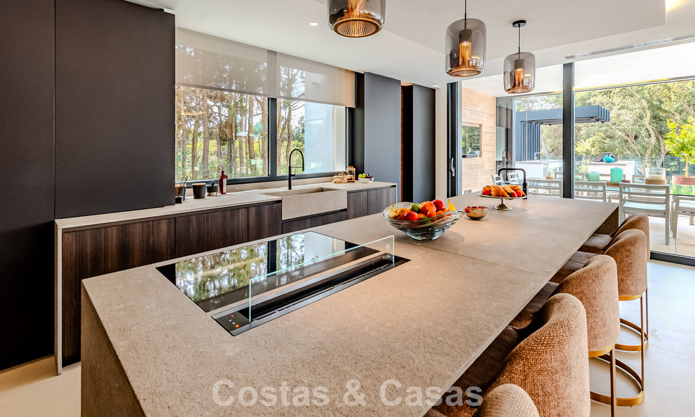 Majestuosa obra maestra a la venta con un estilo moderno en una zona residencial segura de Sotogrande, Costa del Sol 786239