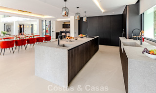 Majestuosa obra maestra a la venta con un estilo moderno en una zona residencial segura de Sotogrande, Costa del Sol 786240 