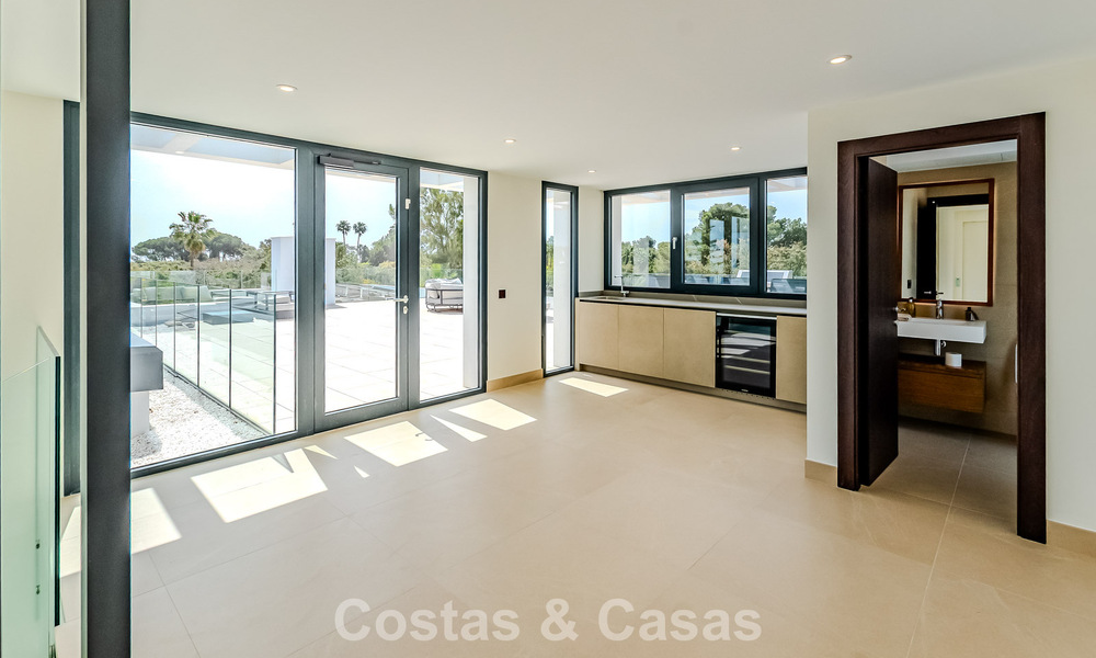 Majestuosa obra maestra a la venta con un estilo moderno en una zona residencial segura de Sotogrande, Costa del Sol 786241