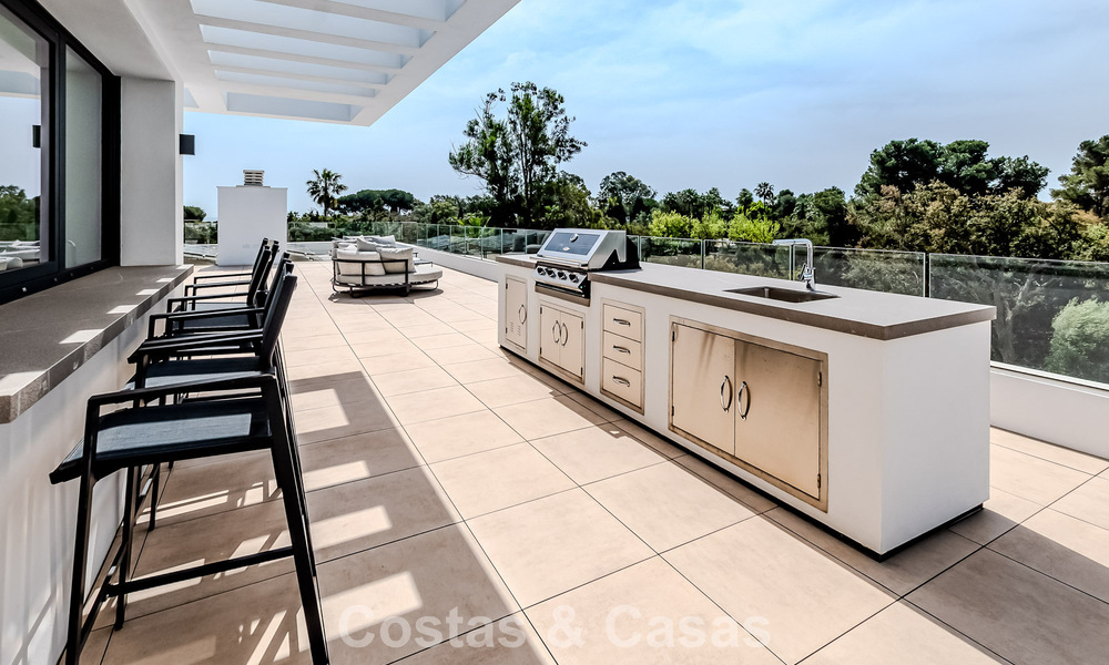 Majestuosa obra maestra a la venta con un estilo moderno en una zona residencial segura de Sotogrande, Costa del Sol 786242