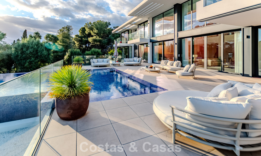 Majestuosa obra maestra a la venta con un estilo moderno en una zona residencial segura de Sotogrande, Costa del Sol 786243