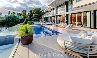 Majestuosa obra maestra a la venta con un estilo moderno en una zona residencial segura de Sotogrande, Costa del Sol 786243 