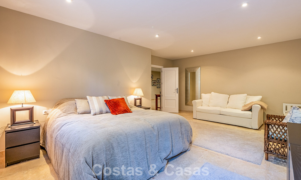 Excepcional villa de lujo en venta con arquitectura andaluza atemporal y vistas al mar en Benahavís, Marbella 786044