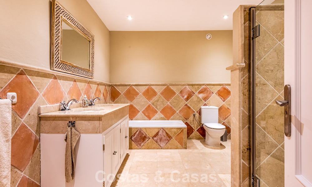 Excepcional villa de lujo en venta con arquitectura andaluza atemporal y vistas al mar en Benahavís, Marbella 786046