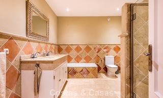 Excepcional villa de lujo en venta con arquitectura andaluza atemporal y vistas al mar en Benahavís, Marbella 786046 