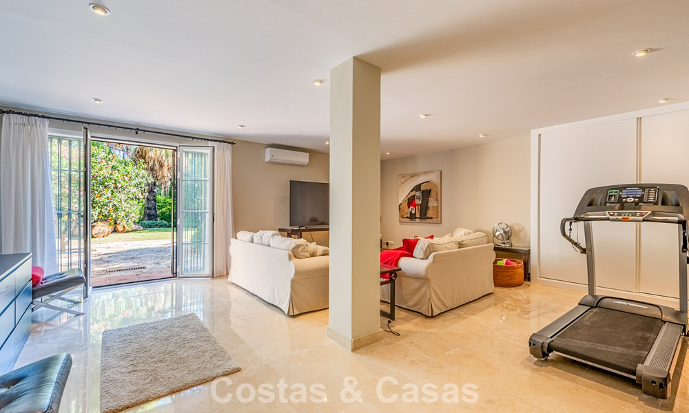 Excepcional villa de lujo en venta con arquitectura andaluza atemporal y vistas al mar en Benahavís, Marbella 786047