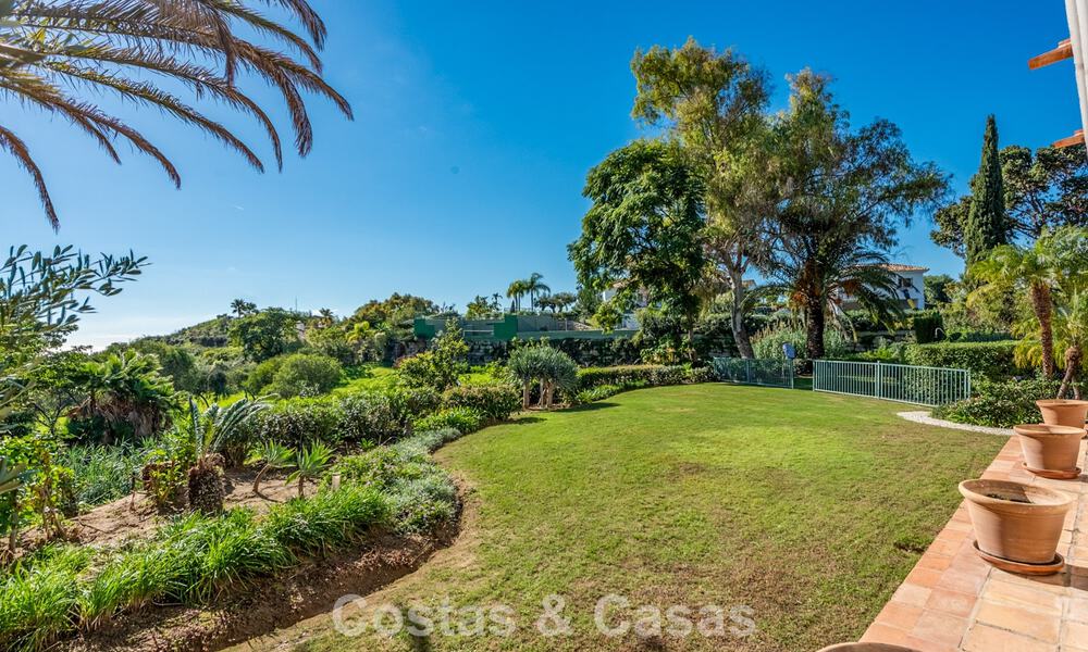 Excepcional villa de lujo en venta con arquitectura andaluza atemporal y vistas al mar en Benahavís, Marbella 786049