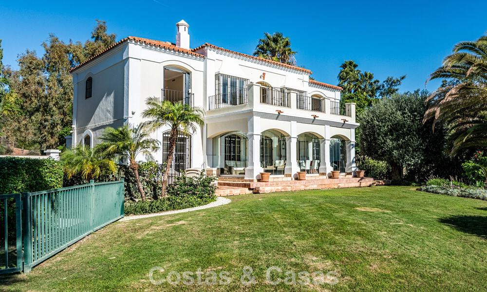 Excepcional villa de lujo en venta con arquitectura andaluza atemporal y vistas al mar en Benahavís, Marbella 786050