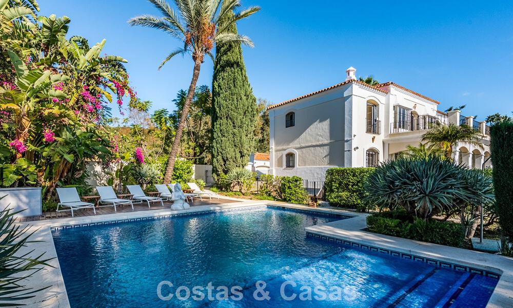 Excepcional villa de lujo en venta con arquitectura andaluza atemporal y vistas al mar en Benahavís, Marbella 786051