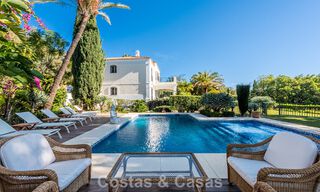 Excepcional villa de lujo en venta con arquitectura andaluza atemporal y vistas al mar en Benahavís, Marbella 786052 