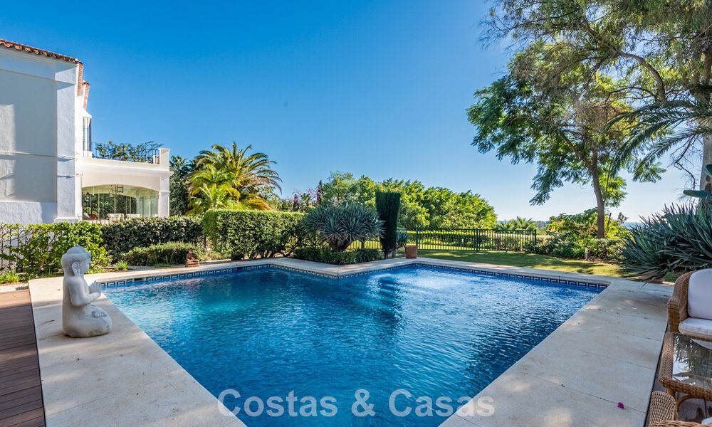 Excepcional villa de lujo en venta con arquitectura andaluza atemporal y vistas al mar en Benahavís, Marbella 786053