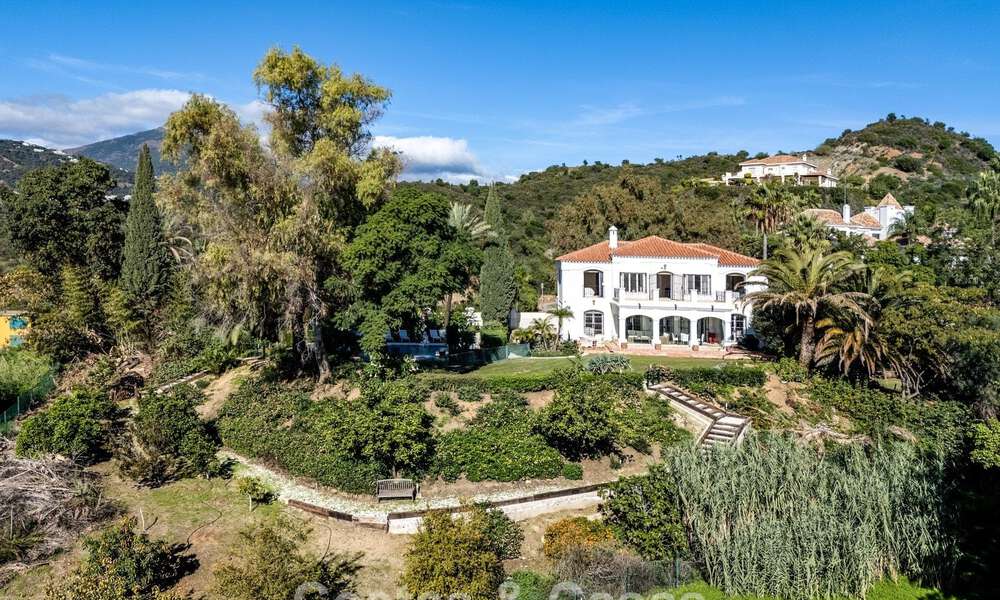 Excepcional villa de lujo en venta con arquitectura andaluza atemporal y vistas al mar en Benahavís, Marbella 786056