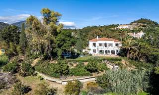 Excepcional villa de lujo en venta con arquitectura andaluza atemporal y vistas al mar en Benahavís, Marbella 786056