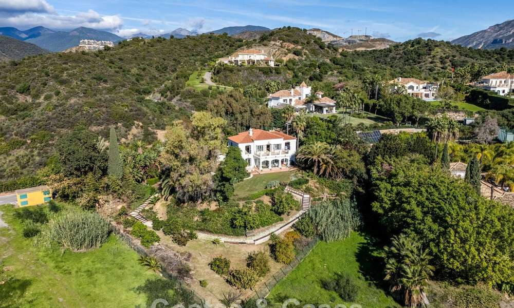 Excepcional villa de lujo en venta con arquitectura andaluza atemporal y vistas al mar en Benahavís, Marbella 786057