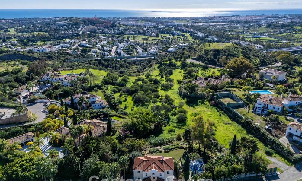 Excepcional villa de lujo en venta con arquitectura andaluza atemporal y vistas al mar en Benahavís, Marbella 786059