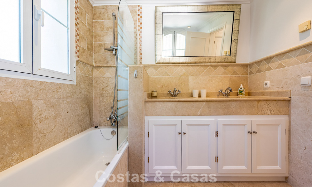 Excepcional villa de lujo en venta con arquitectura andaluza atemporal y vistas al mar en Benahavís, Marbella 786061