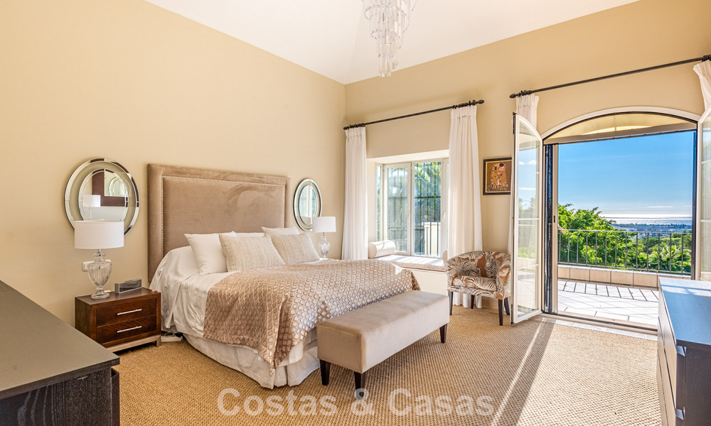 Excepcional villa de lujo en venta con arquitectura andaluza atemporal y vistas al mar en Benahavís, Marbella 786063